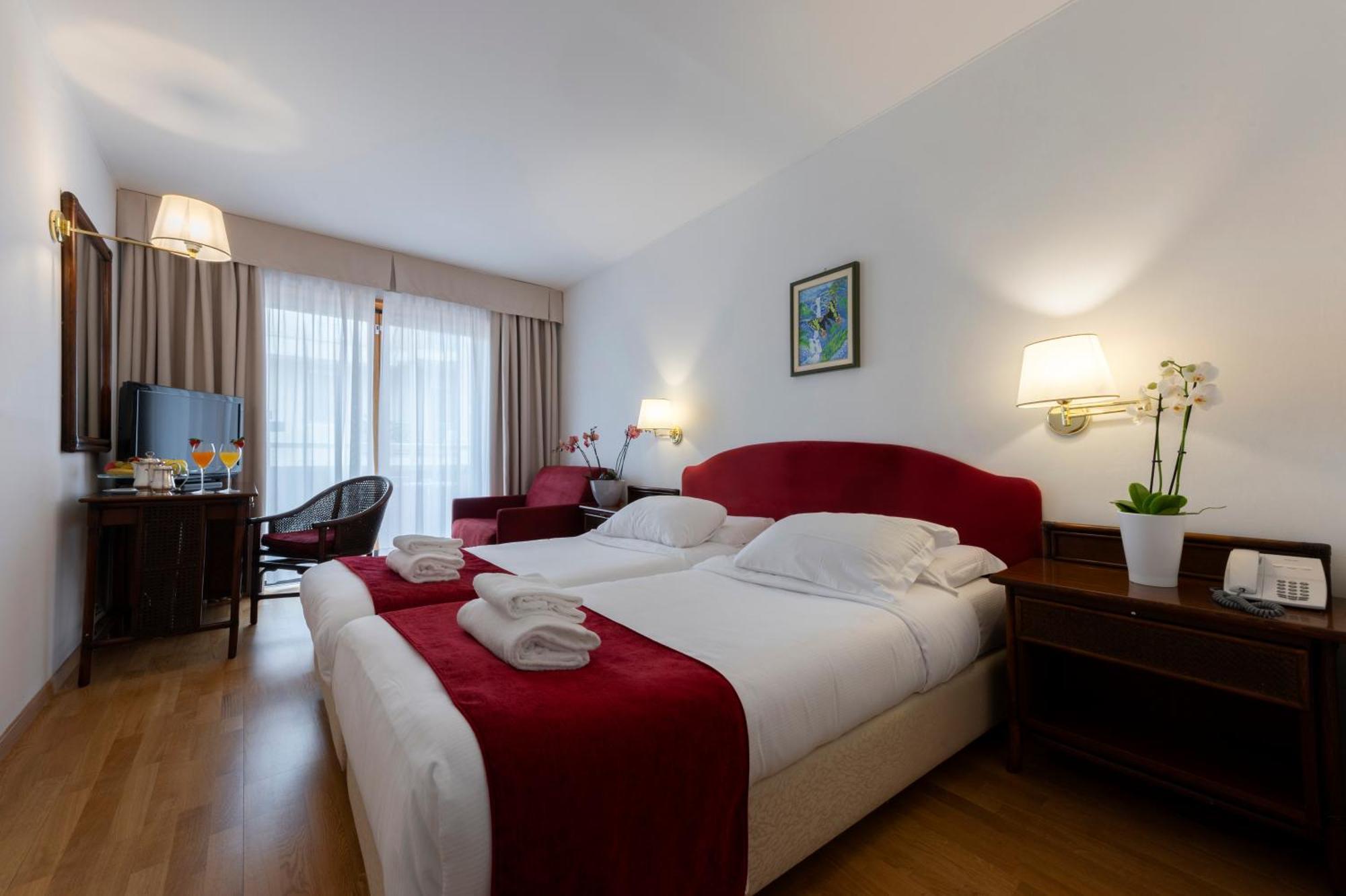 Hotel Hannover Grado Bagian luar foto