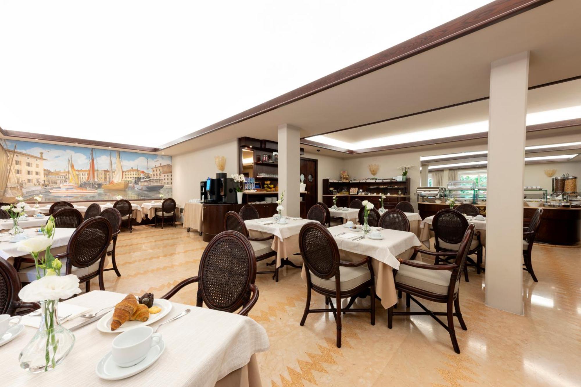 Hotel Hannover Grado Bagian luar foto