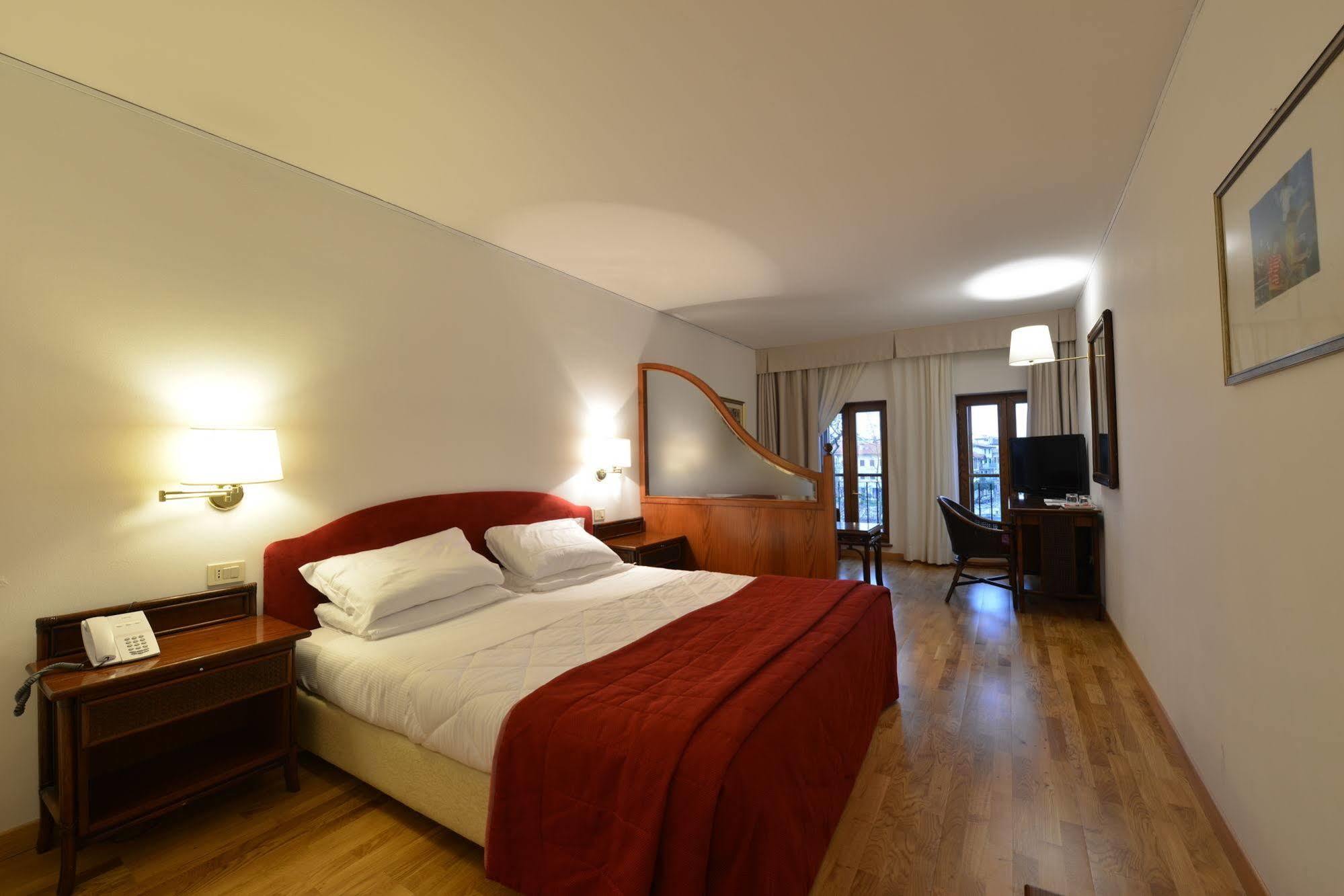 Hotel Hannover Grado Bagian luar foto